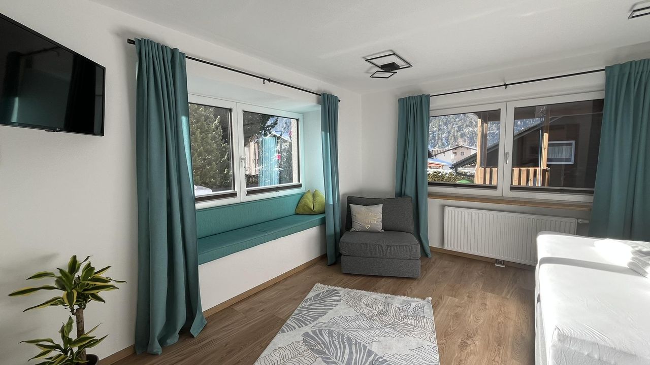 Zimmer mit gemüdlicher Fensterbank Zimmer mit gemüdlicher Fensterbank